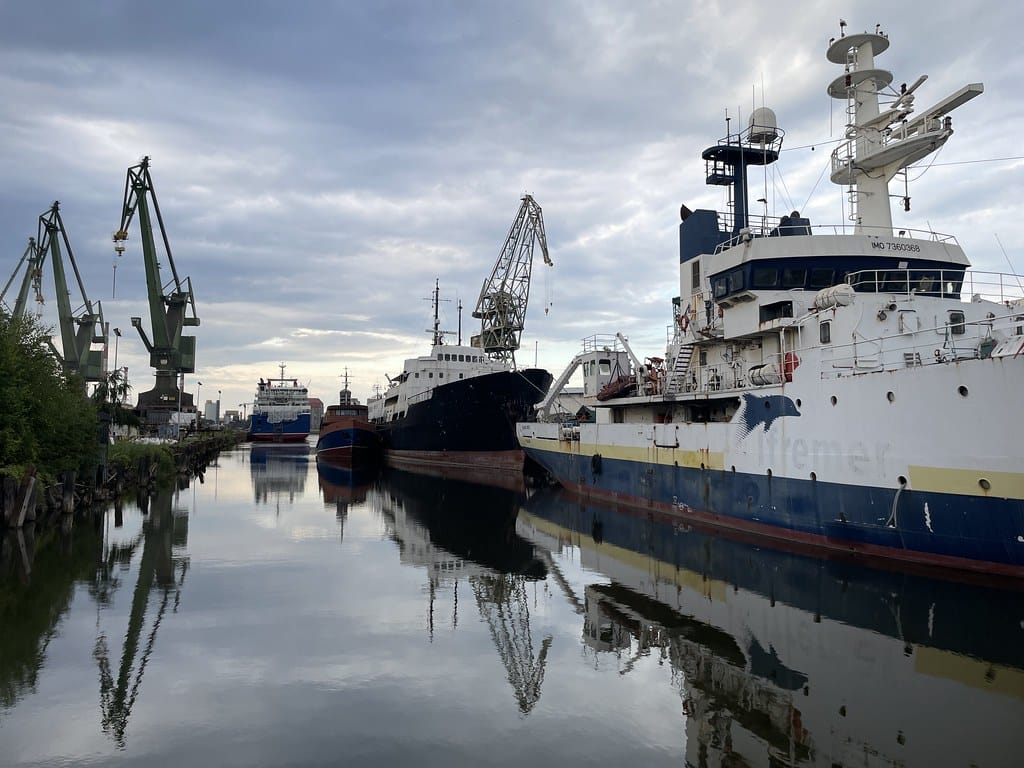 Bateaux dans le quartier de Stocznia à Gdansk.
