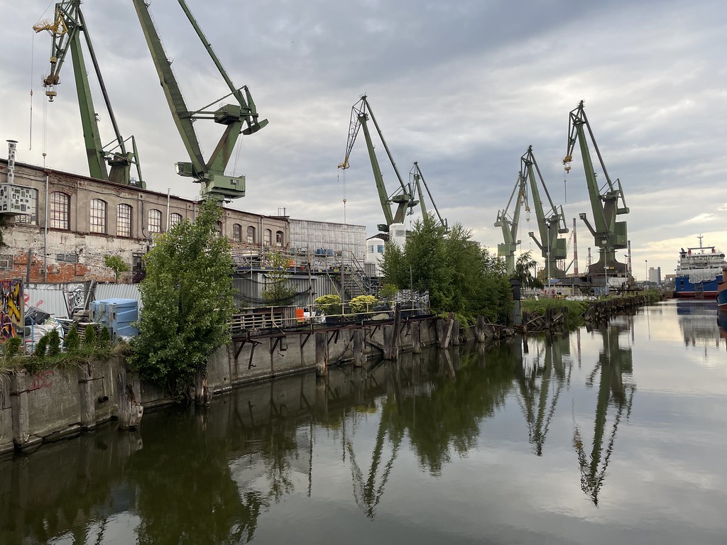 Grues des chantiers navals à Gdansk.