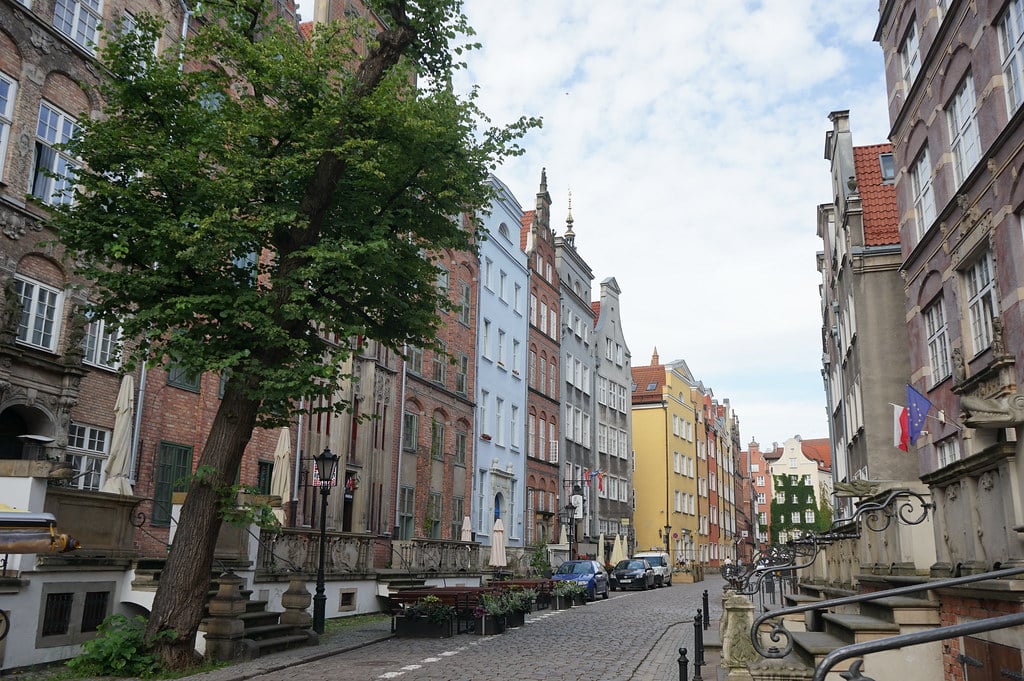 Rue reconstruite dans la vieille ville de Gdansk.