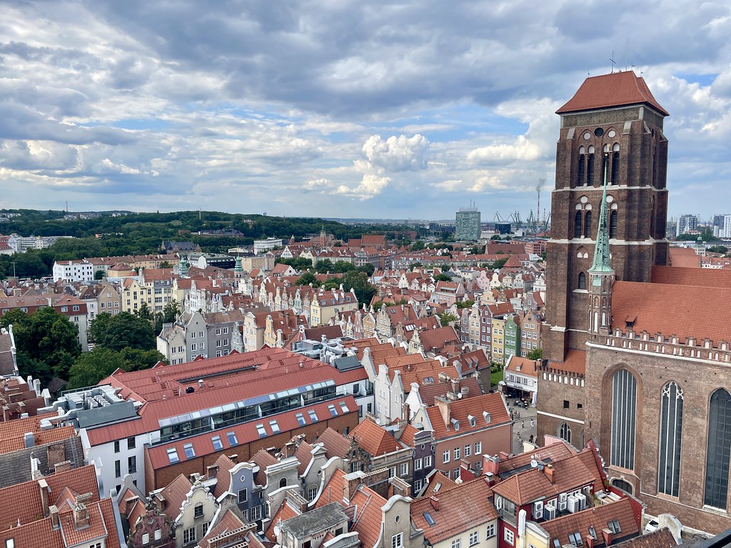 Vue sur la Basilique Sainte Marie et la vieille ville depuis le Ratusz de Gdansk.