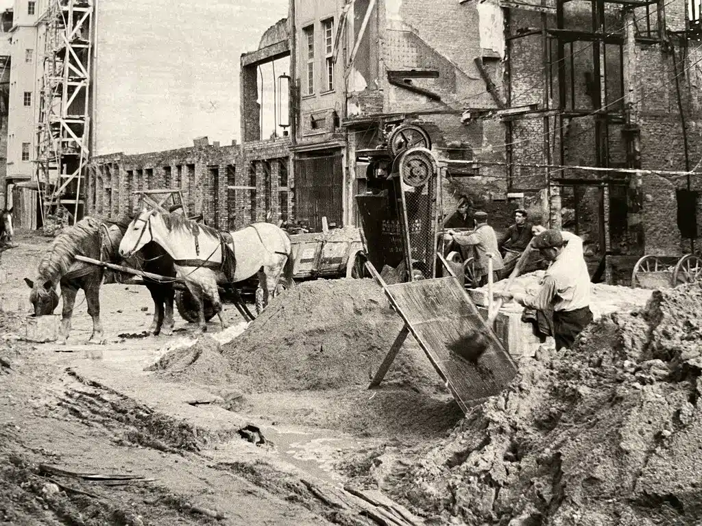 Chevaux, fidèles alliés de la reconstruction de Gdansk après la guerre.