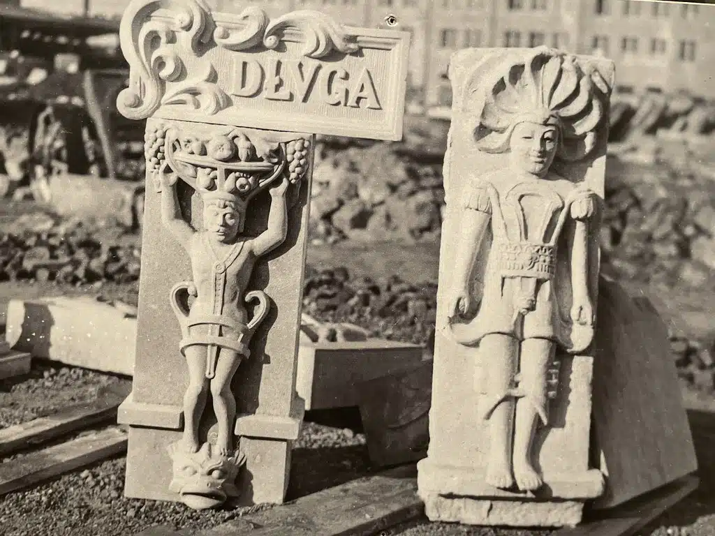 Bas-reliefs lors de la reconstruction de Gdansk après 1945.
