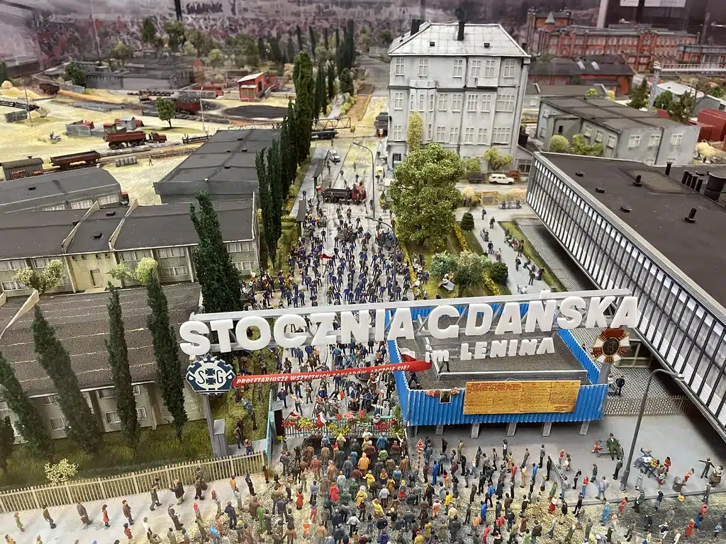 Maquette des grèves des chantiers navals de Gdansk (1980). L'ensemble des batiments autour de la porte ont disparu. Dans la Grande Salle BHP de Solidarnosc.