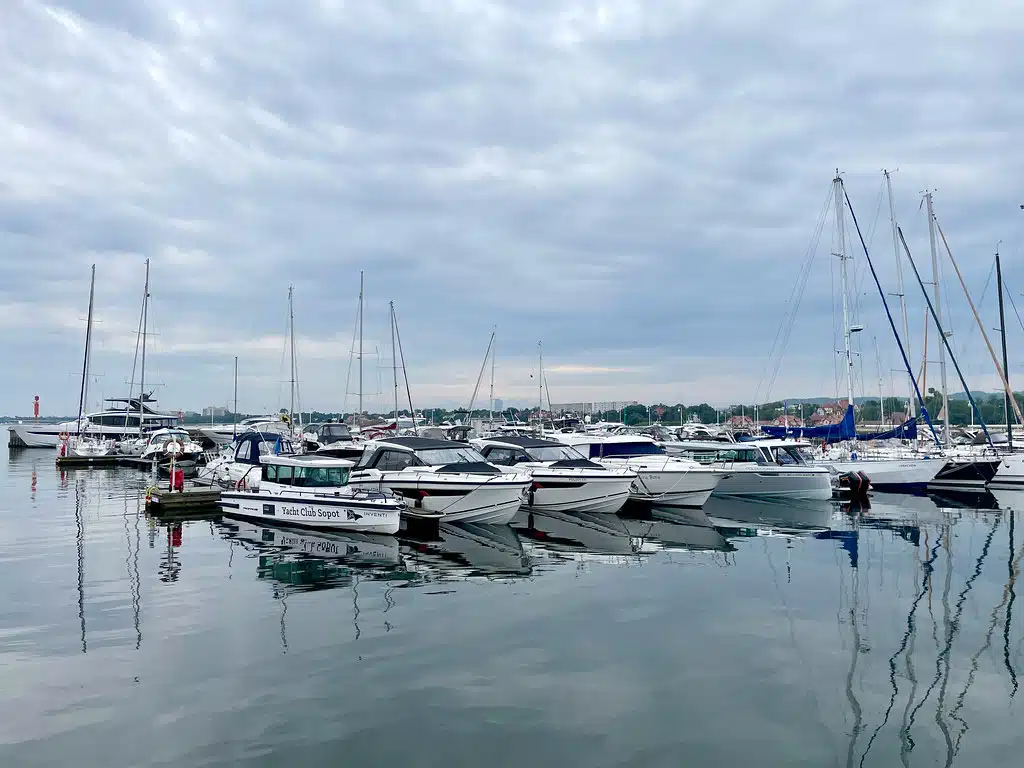 Marina de Sopot au bout du Molo, le ponton en bois de de la ville. D'ici partent les tours en bateau sur la baie.