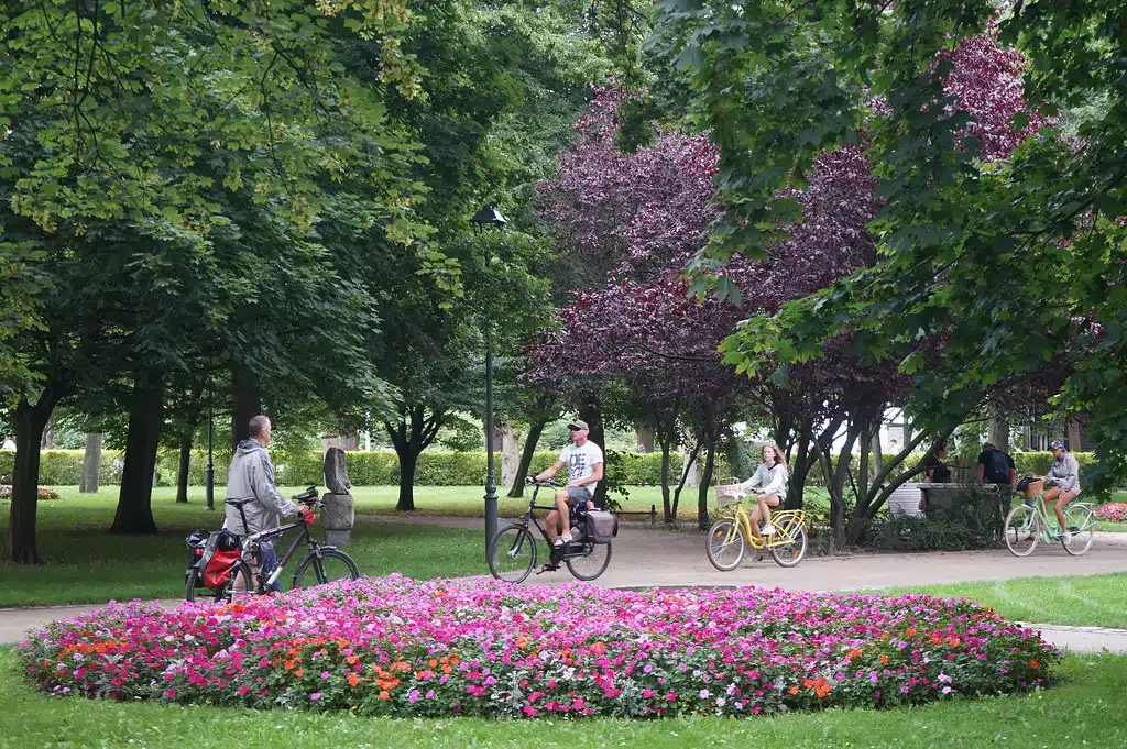 A vélo dans le Park Południowy imienia Marii i Lecha Kaczyńskich à Sopot.