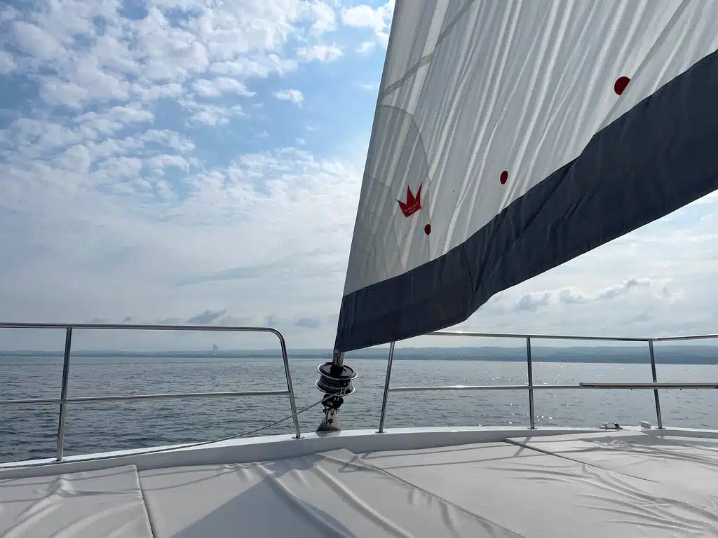 Sur un catamaran dans la baie de Gdansk (Mer Baltique) au large de Sopot.