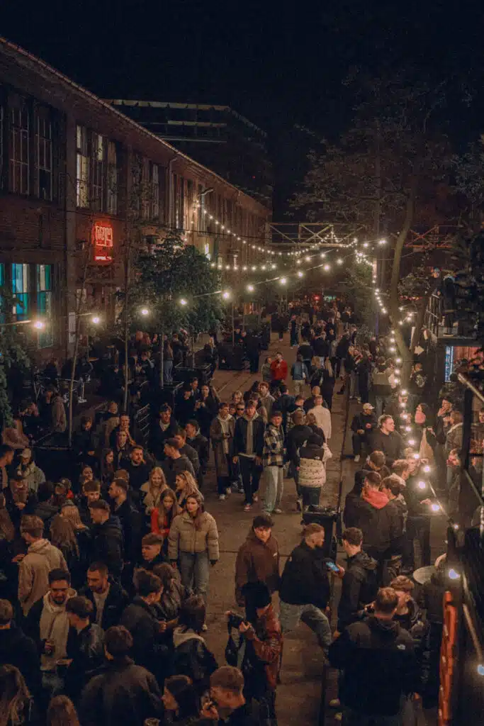 Devant le club B90 dans l'ancien chantier naval de Gdansk du quartier Stocznia.