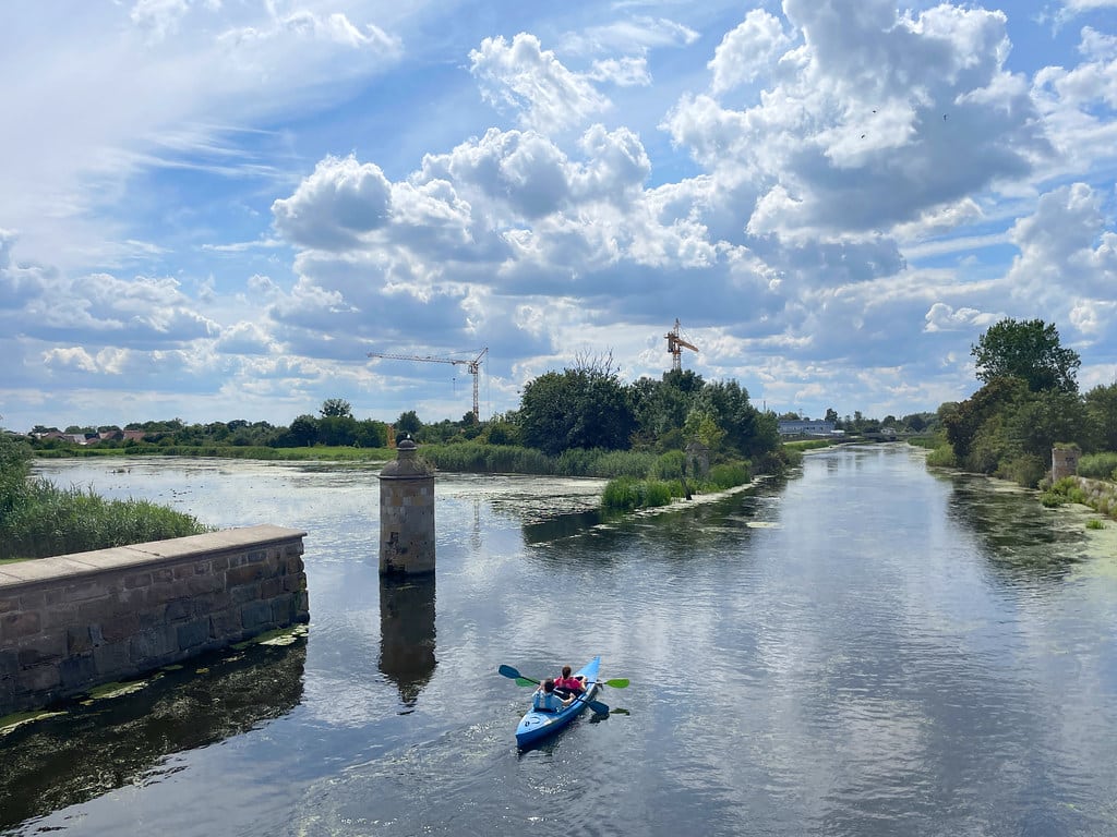 Kayak sur la Motlawa dans le quartier de Dolne Miasto à Gdansk.