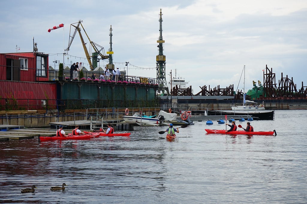 Kayak dans le quartier de Stocznia (chantiers navals) à Gdansk.