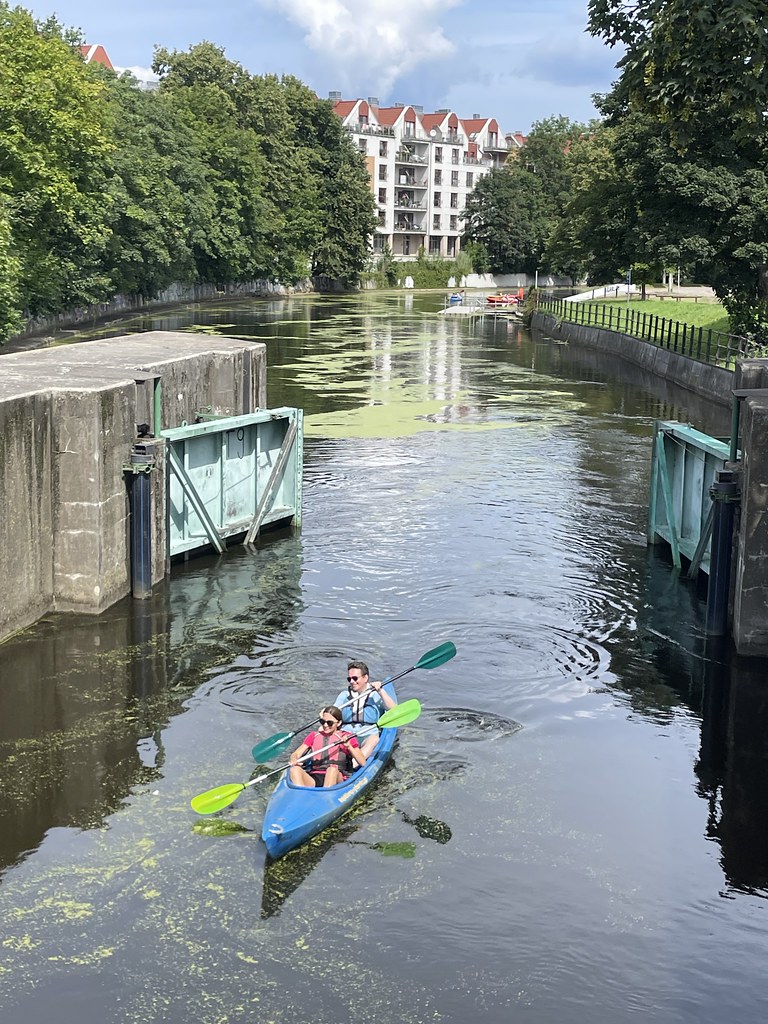 Kayak sur la Motlawa dans le quartier de Dolne Miasto à Gdansk.