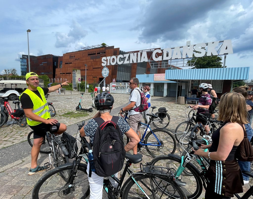 Tour en vélo à Gdansk, ici en face du Musée du Centre de la Solidarité Européenne (Europejskie Centrum Solidarności).