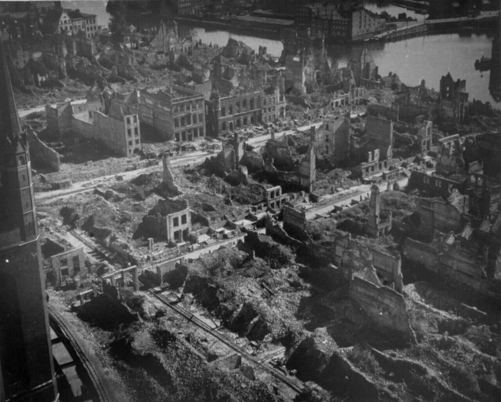 Danzig / Gdansk en ruine en 1945 - Photo de Kazimierz Lelewicz - Licence CCBY-NC-4.0