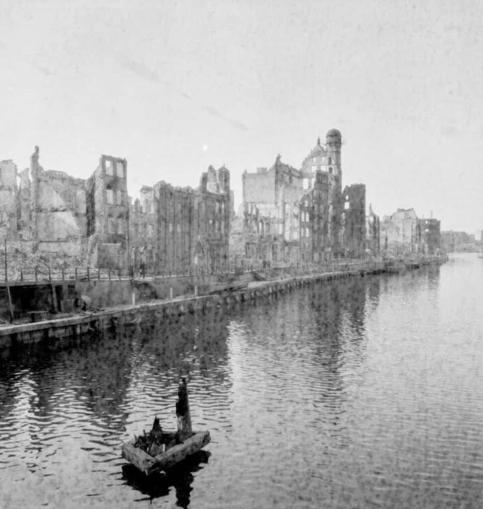 Long pont ou port de Gdansk en ruine en 1945 - Photo de Kazimierz Lelewicz - Licence CCBY-NC-4.0