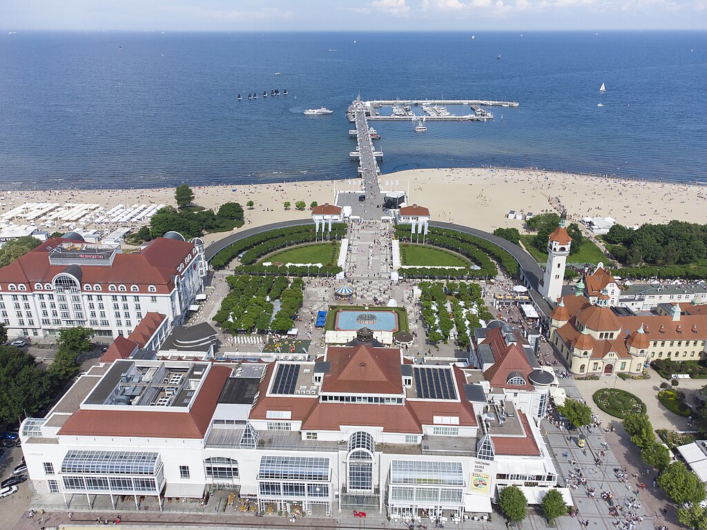 Vue sur l'établissement de thalassothérapie et le Molo (ponton) à Sopot - Photo de Author Emptywords - Licence ccbysa 4.0