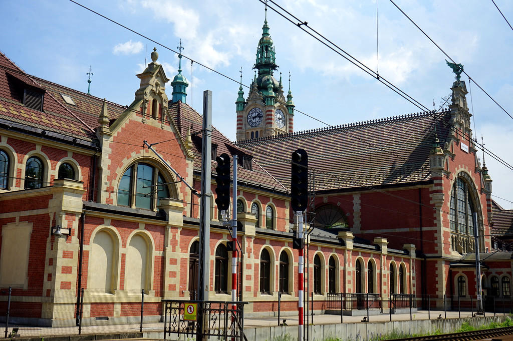 Vue de la gare centrale de Gdansk (Gdansk Glowny) depuis les quais.
