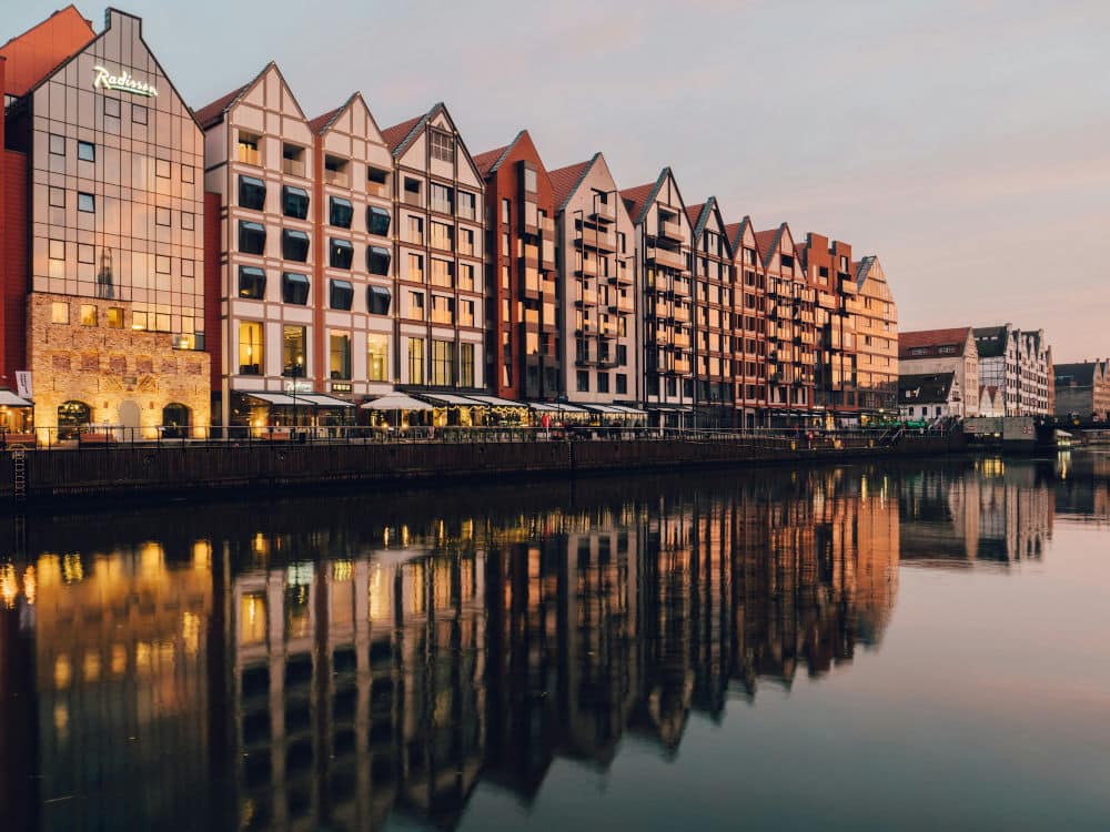 Architecture moderne sur l'île aux Greniers à Gdansk - Photo de Krzysztof Kowalik