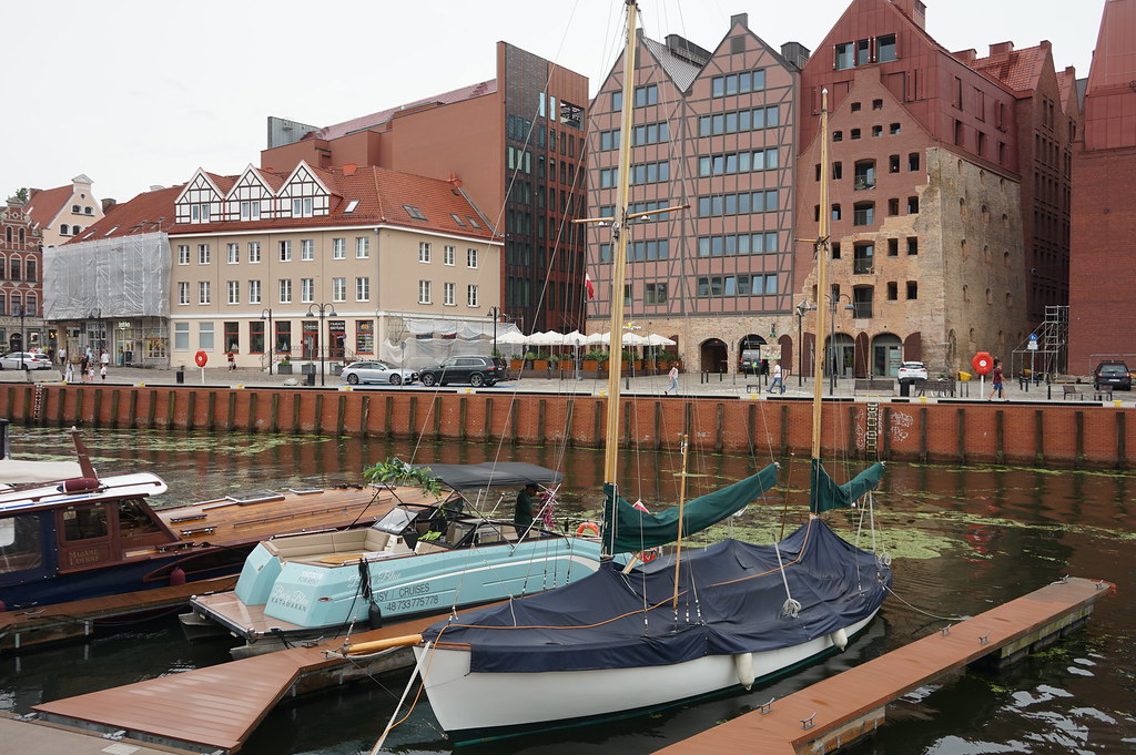 Petite marina le long de l'Ile des greniers à Gdansk.