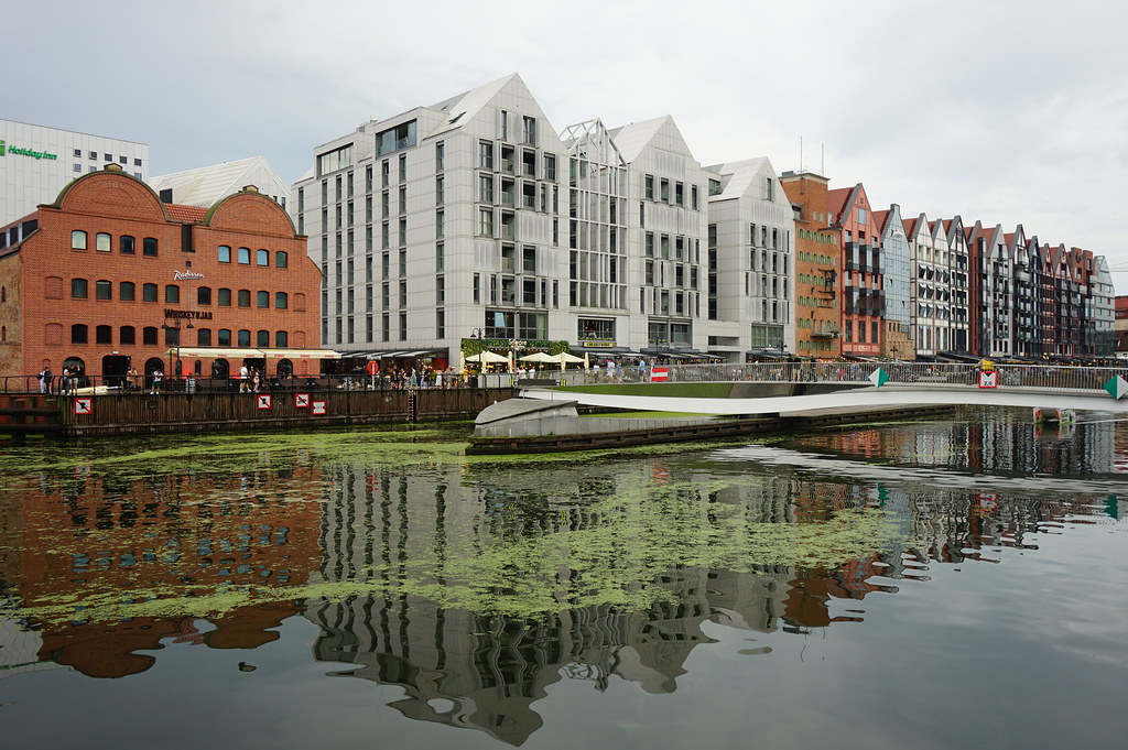 Architecture moderne sur l'île des greniers (wyspa spichlerzow) à Gdansk.