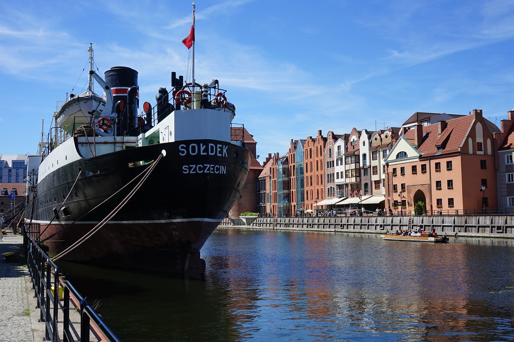 Bateau-musée maritime Soldek dans le vieux port de Gdansk.