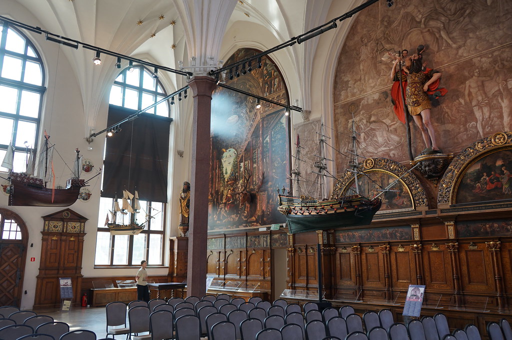 Dans la Cour d'Artus de Gdansk.