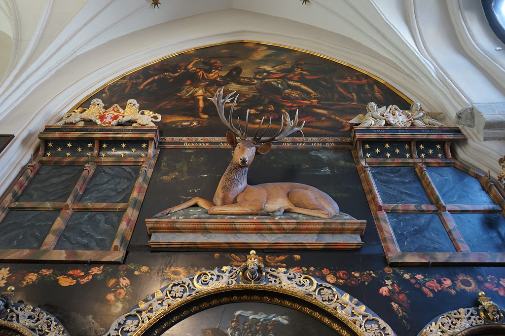 Statue de cerf dans la Cour d'Artus à Gdansk.