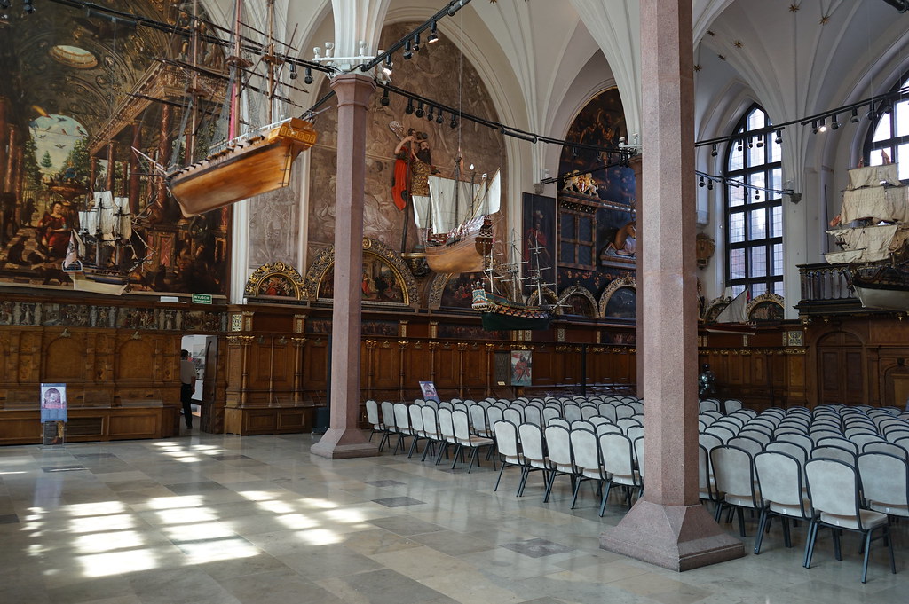 Dans la Cour d'Artus à Gdansk.