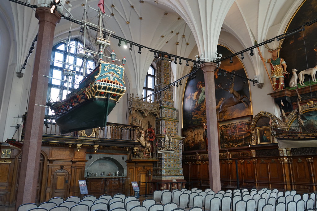 Dans la Cour d'Artus à Gdansk, le Grand Poêle est dans le coin du fond à droite.