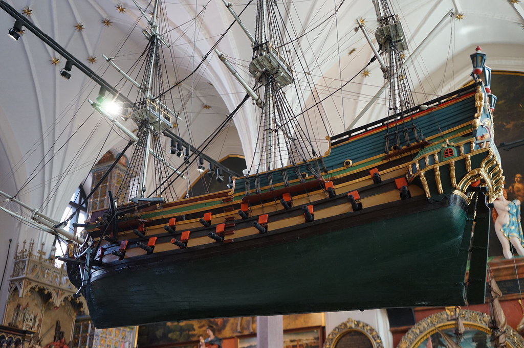Bateau suspendu dans la Cour d'Artus à Gdansk.