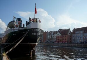 Musée maritime national de Gdańsk : Greniers, bateaux et grue médievale