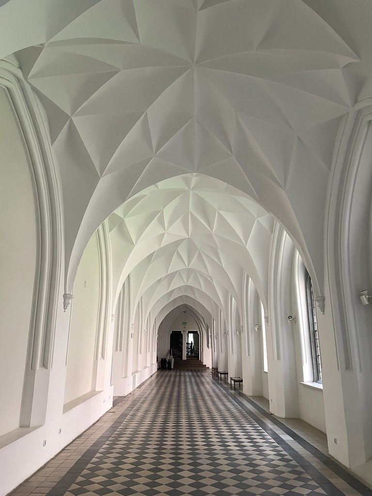 Dans le couloir de l'ancien couvent des Franciscains à Gdansk. Aujourd'hui, la section d'art ancien du Musée National.