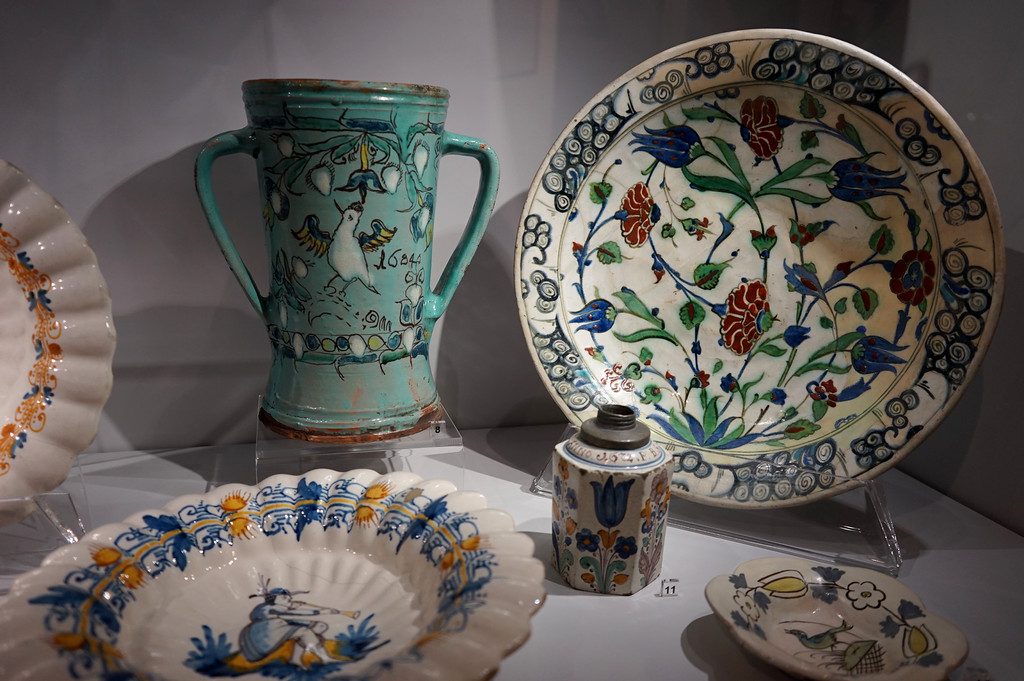 Collection de céramique / porcelaine avec une belle assiette ottomane dans le Musée National de Gdansk.
