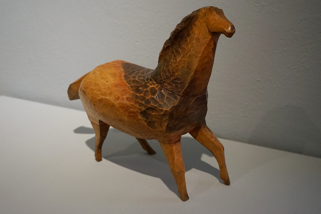Sculpture d'un cheval fougueux dans le Musée d'art moderne d'Oliwa à Gdansk.