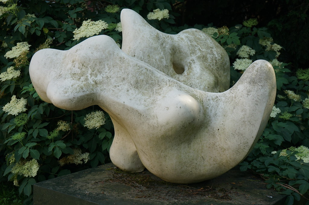 Sculpture dans le jardin d'Oliwa à l'entrée du Musée d'art moderne et contemporain de Gdansk.