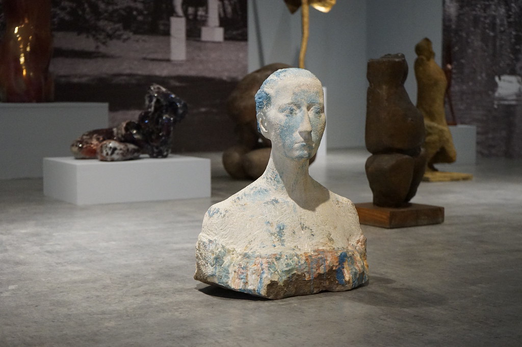 Sculpture d'une jeune femme prostrée dans le Musée d'art moderne d'Oliwa à Gdansk.