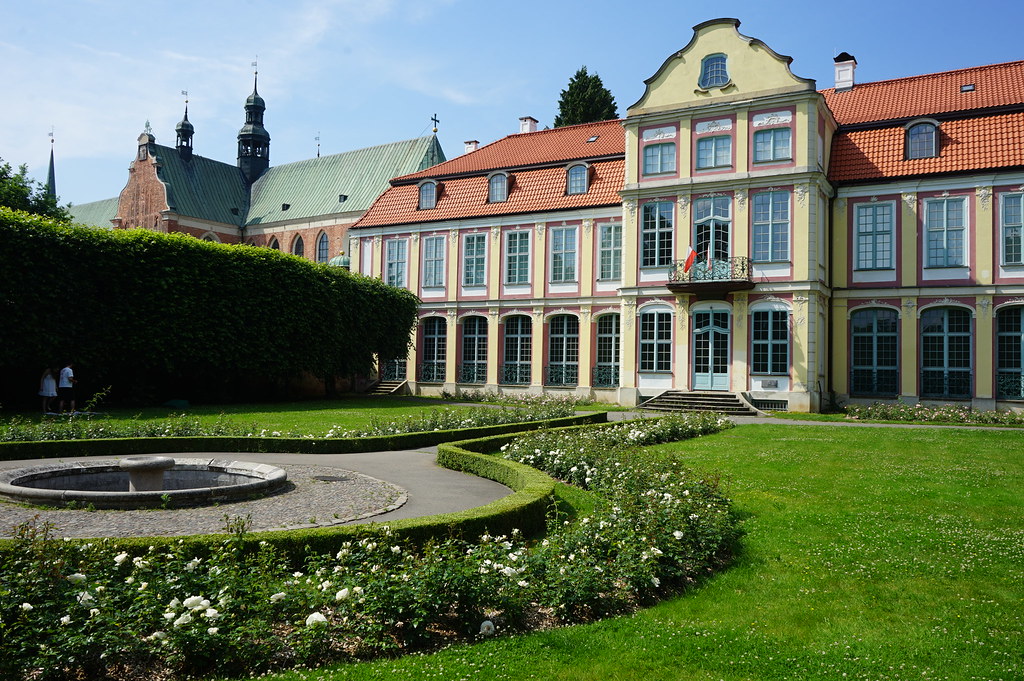 Vue sur la Cathédrale d'Oliwa et sur le Palais accueillant le musée d'art moderne et contemporain de Gdansk.