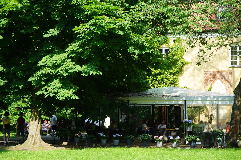 Terrasse de la Restauracja w Pałacu Opatów dans le parc d'Oliwa à Gdansk.