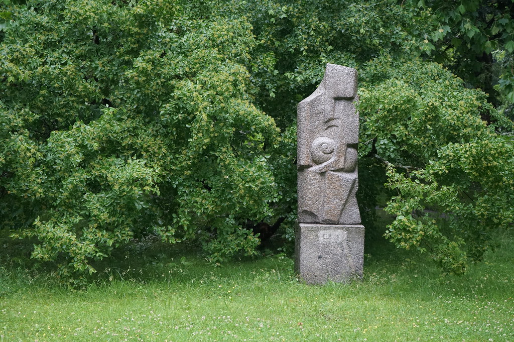 Statue contemporaine dans le parc d'Oliwa à Gdansk.