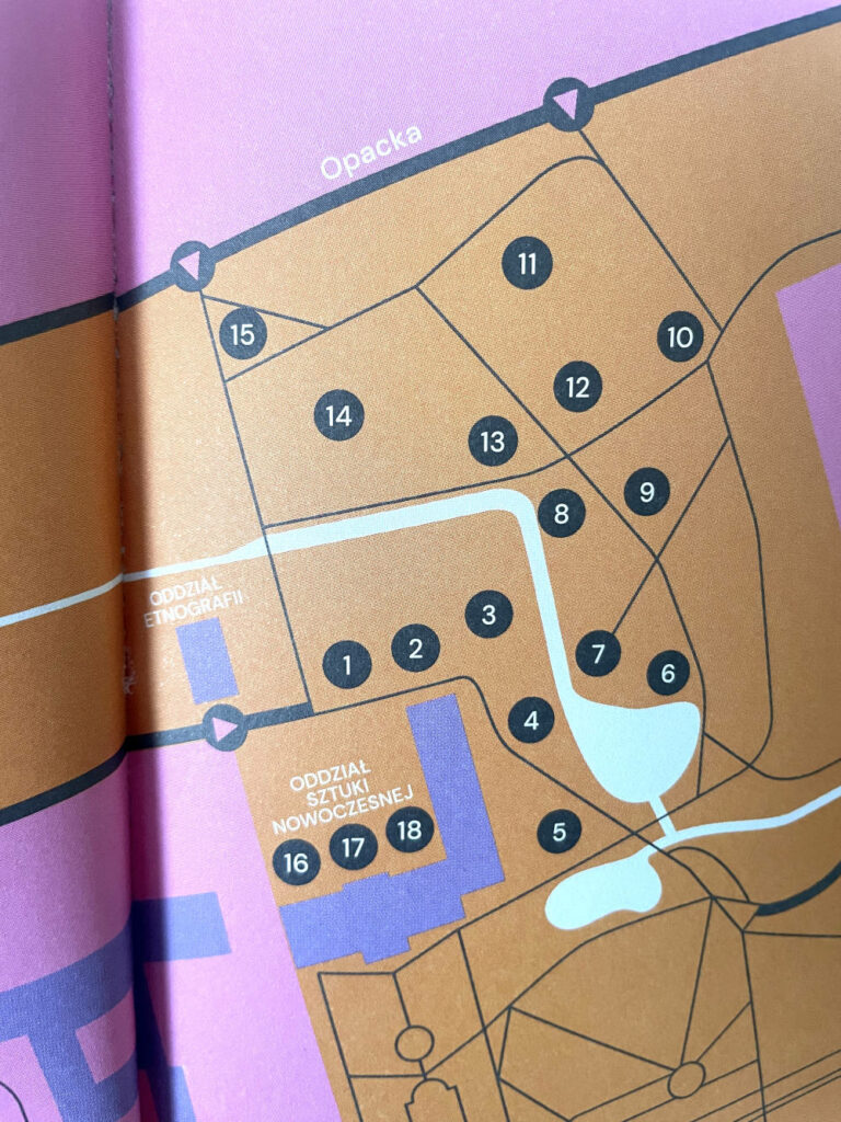 Plan du Spacerownik, guide de visite des suclptures du parc, disponible dans le Musée d'art moderne. En polonais, anglais et ukrainien.