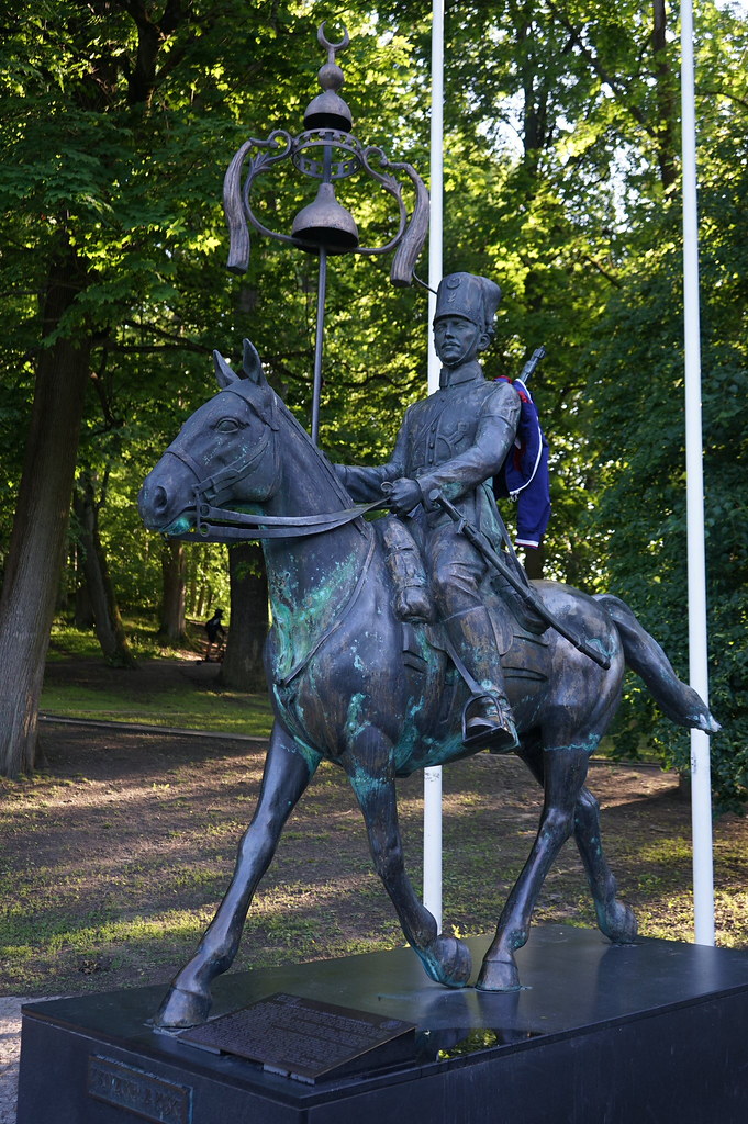 Statue de cavalier tatar de l'armée polonaise dans le parc Orunski à Gdansk.