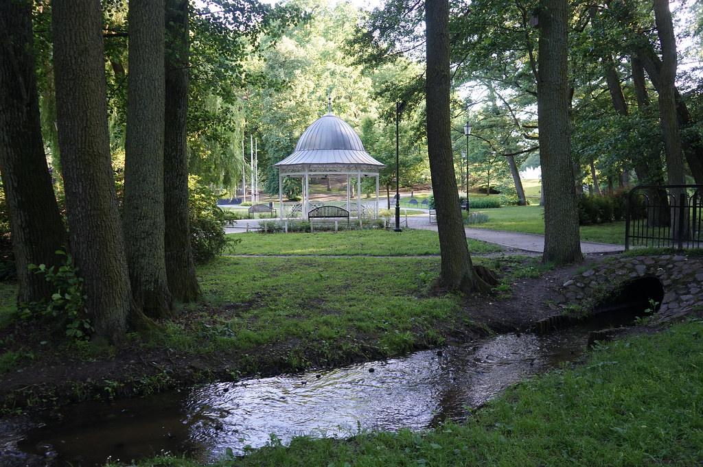 Kiosque au bord d'une rivière dans le parc Orunski à Gdansk.