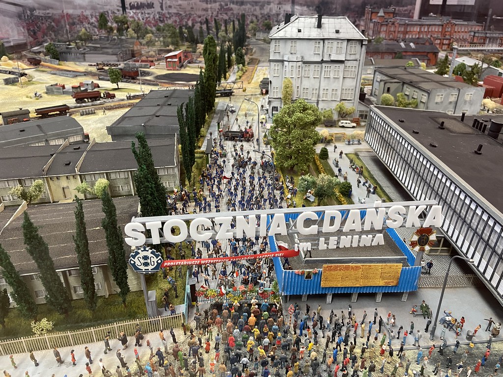 Maquette des grèves des chantiers navals de Gdansk (1980). L'ensemble des batiments autour de la porte ont disparu. Dans la Grande Salle BHP de Solidarnosc.