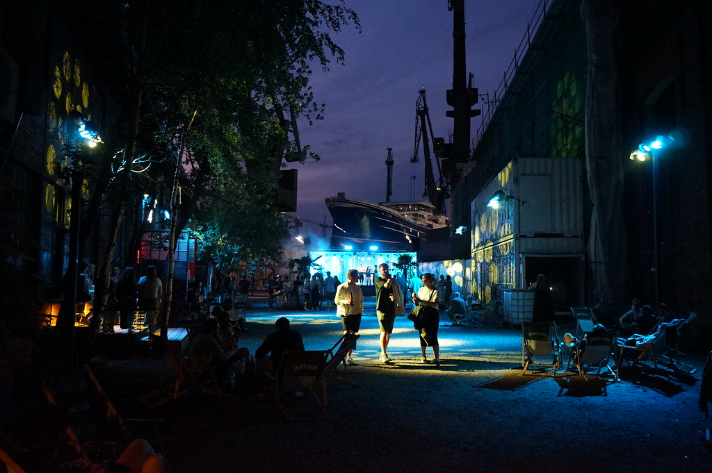 100cznia dans le quartier Stocznia à Gdansk : Bars et stands de cuisine du monde, DJ et expos.