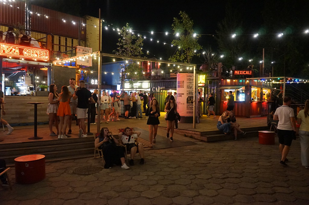 100cznia dans le quartier Stocznia à Gdansk : Bars et stands de cuisine du monde, DJ et expos.