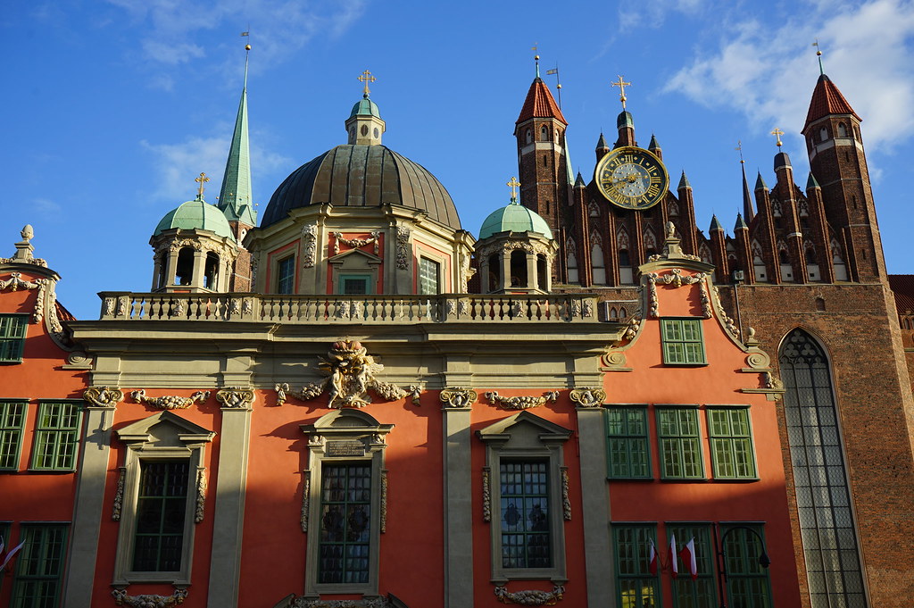 Baroque contre gothique : Chapelle Royale (Kaplica krolewska) devant la Basilique Sainte Marie (Bazilika Mariacka) à Gdansk.