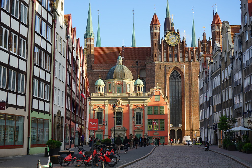 Rue Grobla avec la Chapelle Royale (Kaplica krolewska) devant la Basilique Sainte Marie (Bazilika Mariacka) à Gdansk.