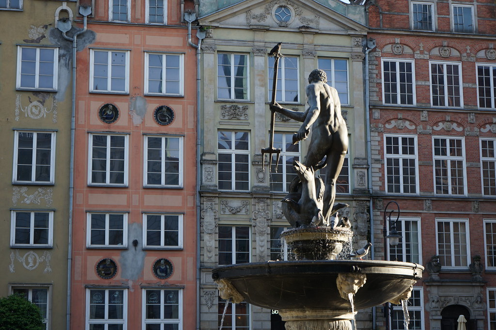 Statue de Neptune sur la rue longue du centre historique de Gdansk.