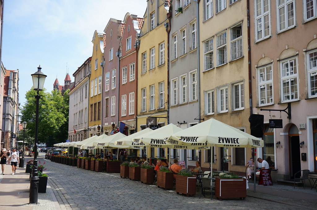 Terrasses dans une rue du centre historique de Gdansk.