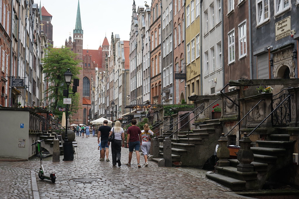 Sur la rue Mariacka dans le centre historique de Gdansk avec la Basilique Sainte Marie en arrière fond.