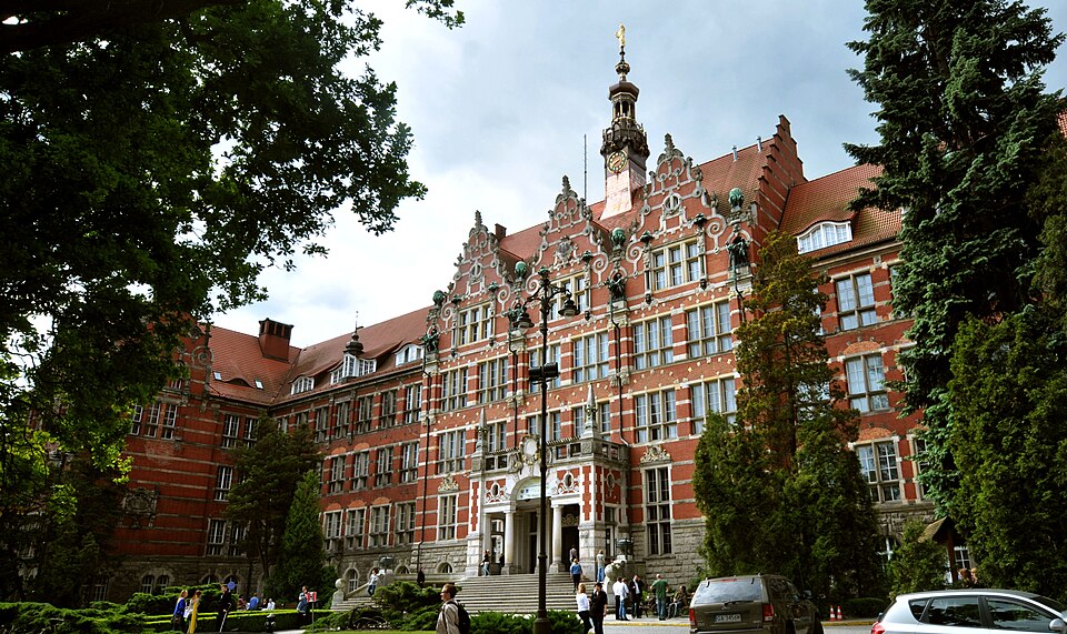 Batiment principal de la Polytechnique de Gdansk dans le quartier de Wrzeszcz. Photo de Ewaku - Licence ccbysa 3.0