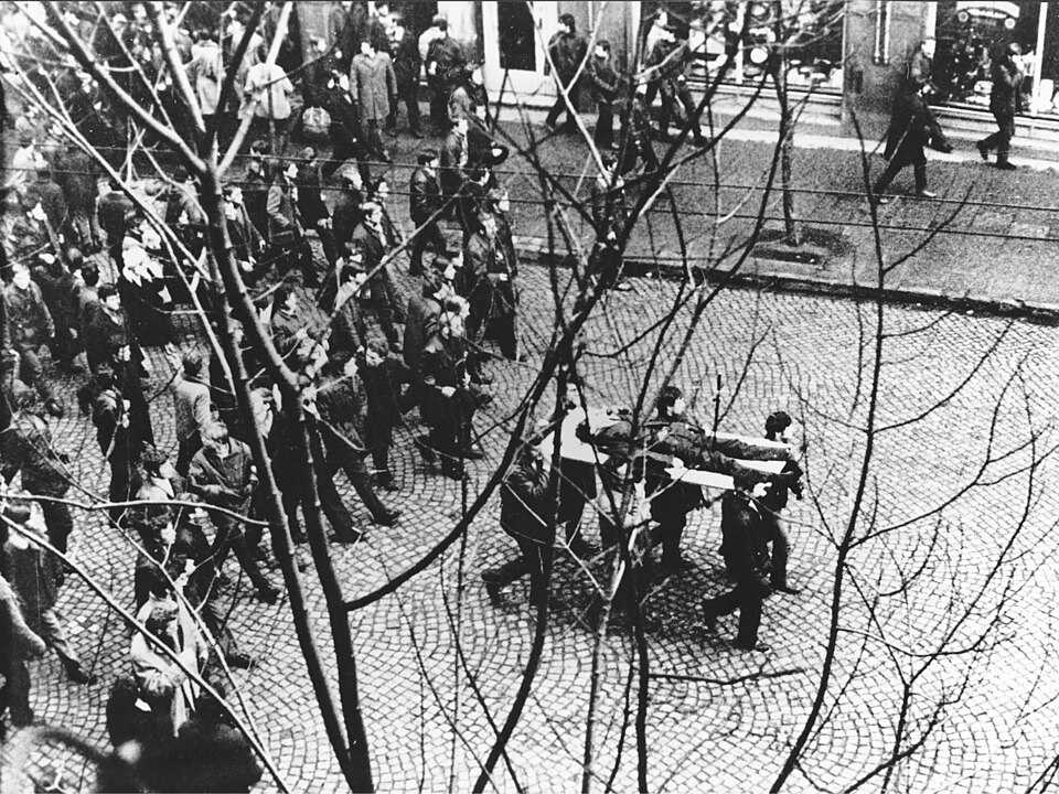 Zbyszek Godlewski abattu et porté par ses camarades dans les rues de Gdynia en 1970 - Photo d'Edmund Pelplinski